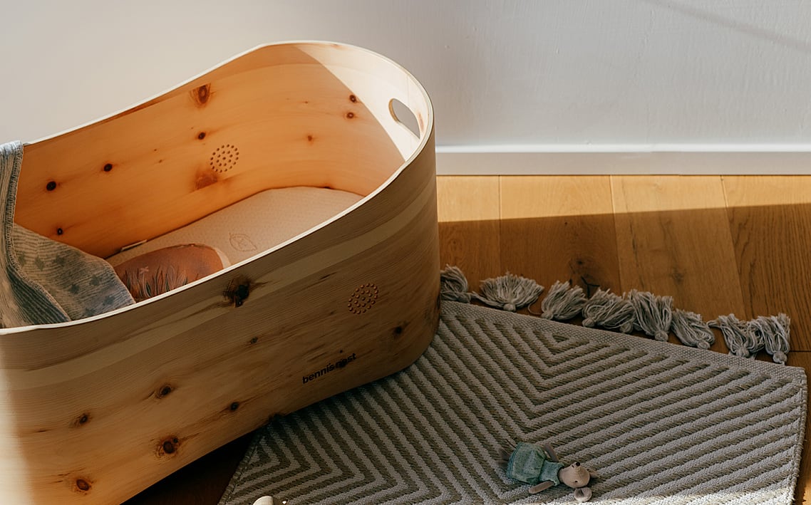 Babybett aus Zirbenholz mit Wiegekufen