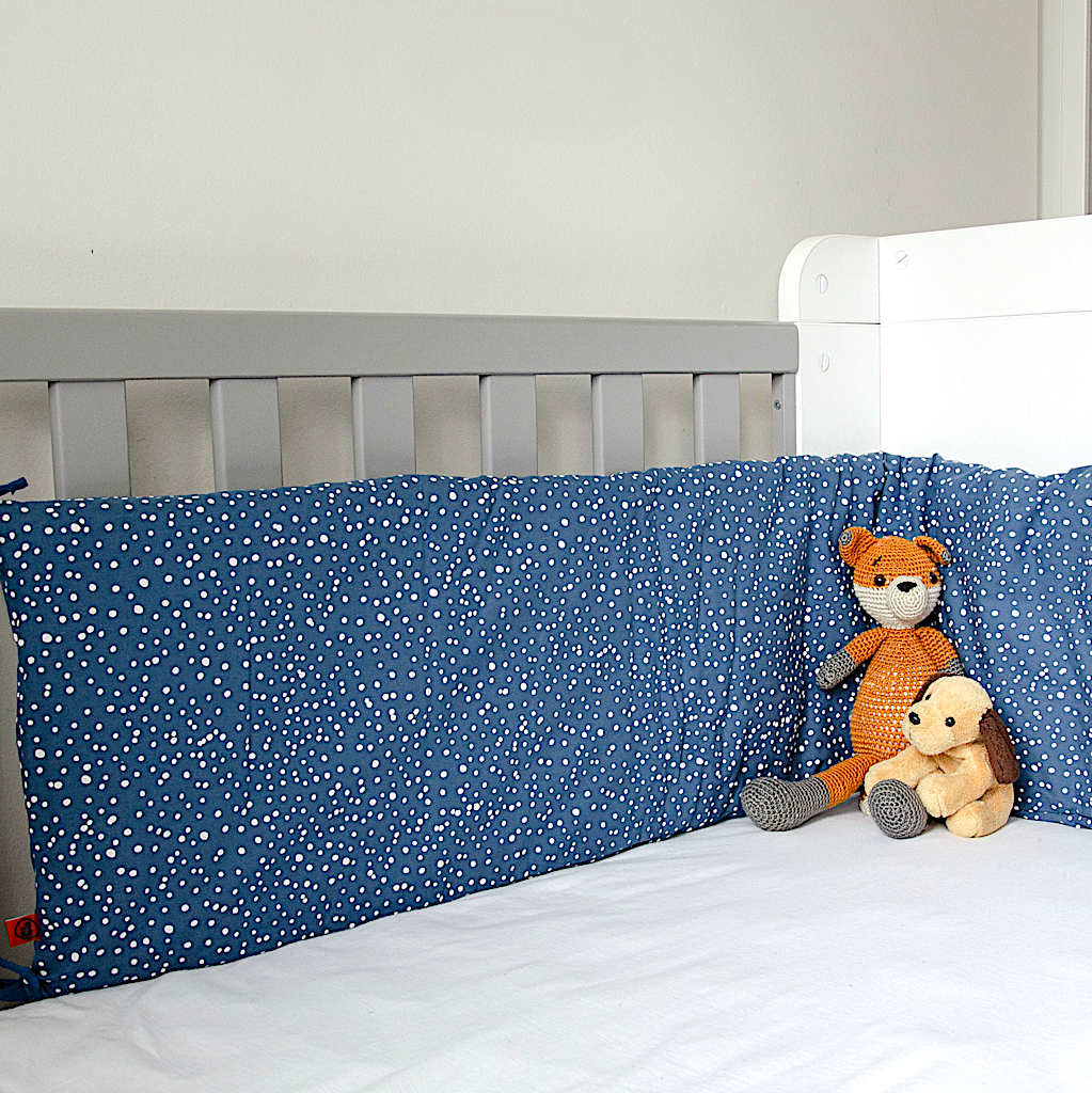 Bettumrandung mit Zirbenspänen