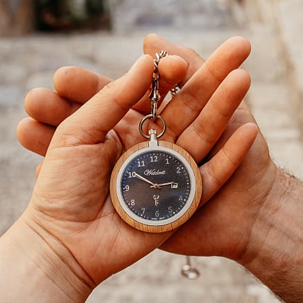 Taschenuhr aus Eichenholz