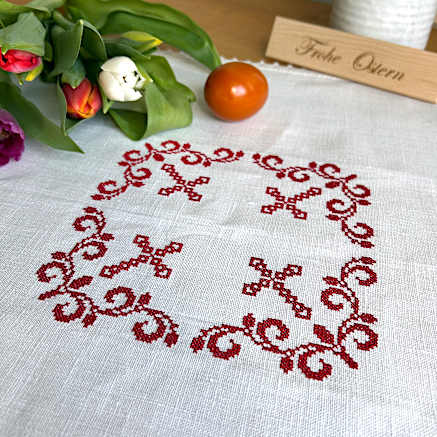 Bestickte Weihkorbdecke Kreuz