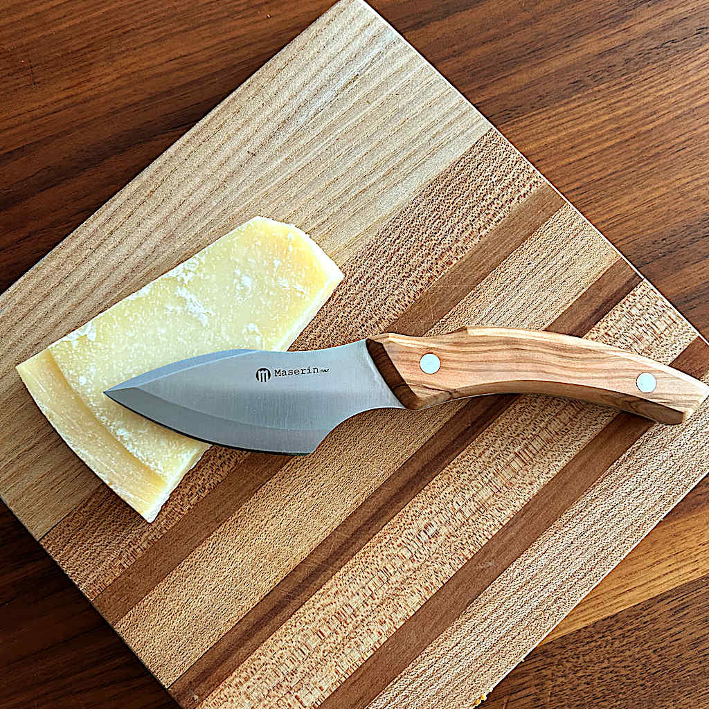 Hartkäsemesser mit Holzgriff