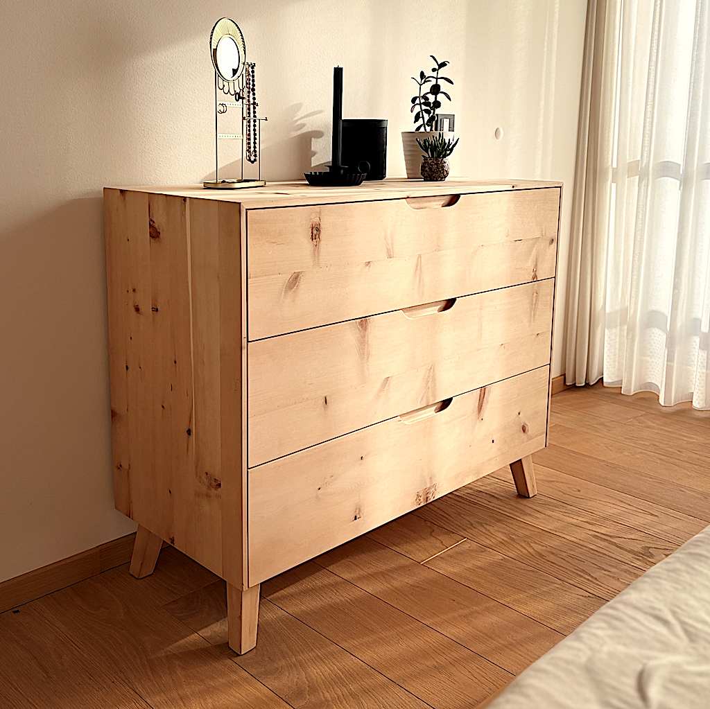 Kommode aus Zirbenholz