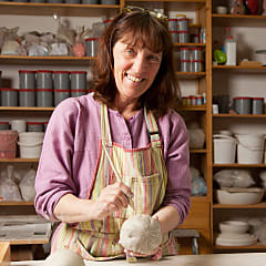 Tatjana Hierl in ihrer Keramik-Werkstatt