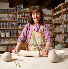 Tatjana Hierl in ihrer Keramik Werkstatt in Oberbayern