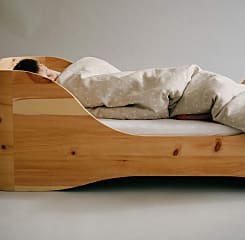 Kinderbett aus Zirbe mit Matratze
