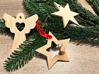 Weihnachtsschmuck aus Zirbe