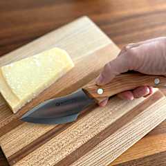 Hartkäsemesser mit Holzgriff
