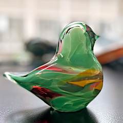 Mundgeblasener Spatz aus Glas